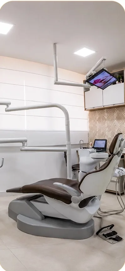 Cadeira odontológica e equipamentos da clínica do Dr. Diogo Conti