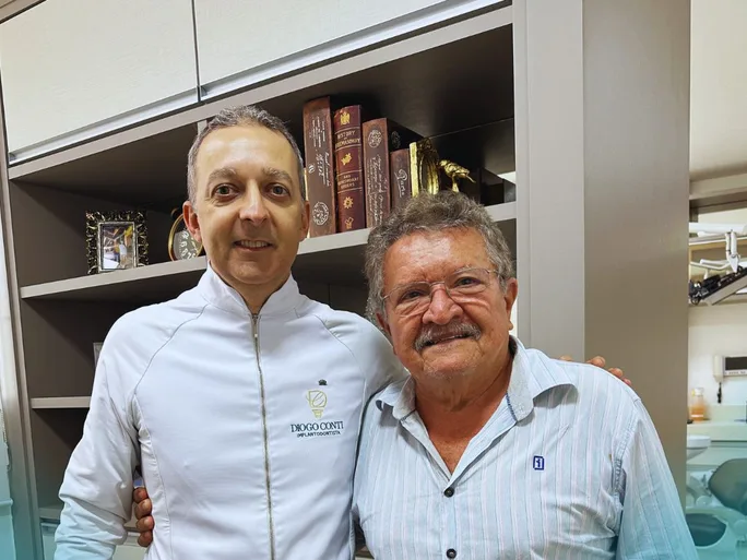 Dr. Diogo Conti ao lado de paciente atendido na clínica em Linhares/ES (2 de 4)